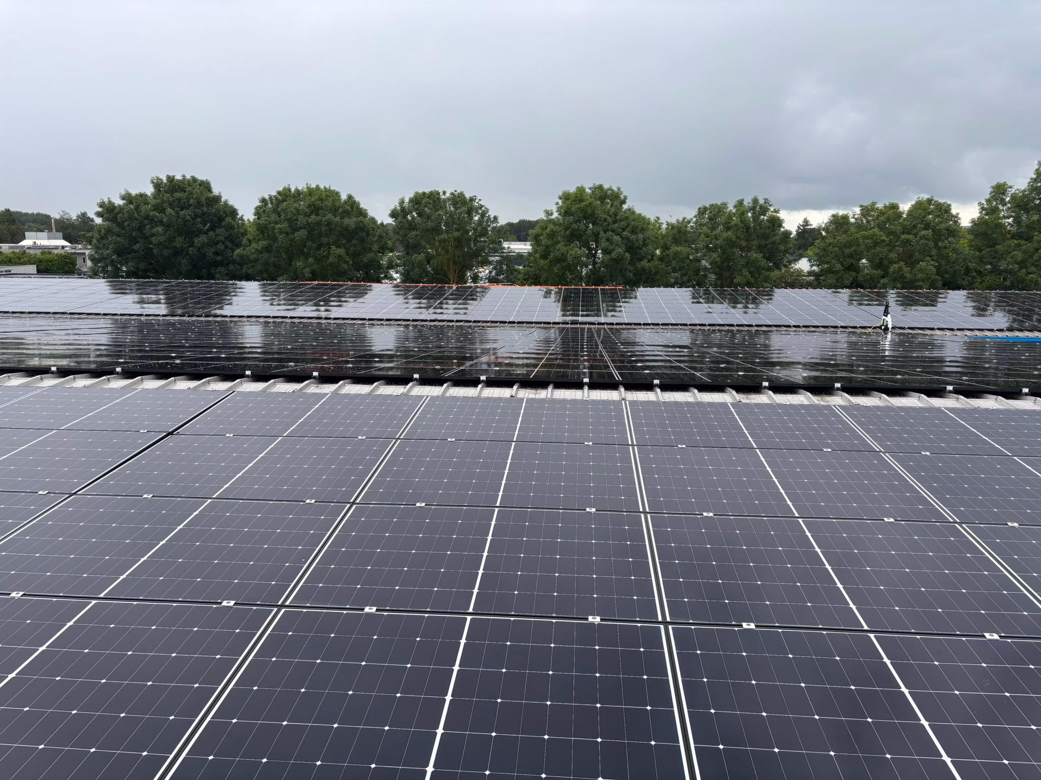 Zonnepanelen op een dak, gereinigd