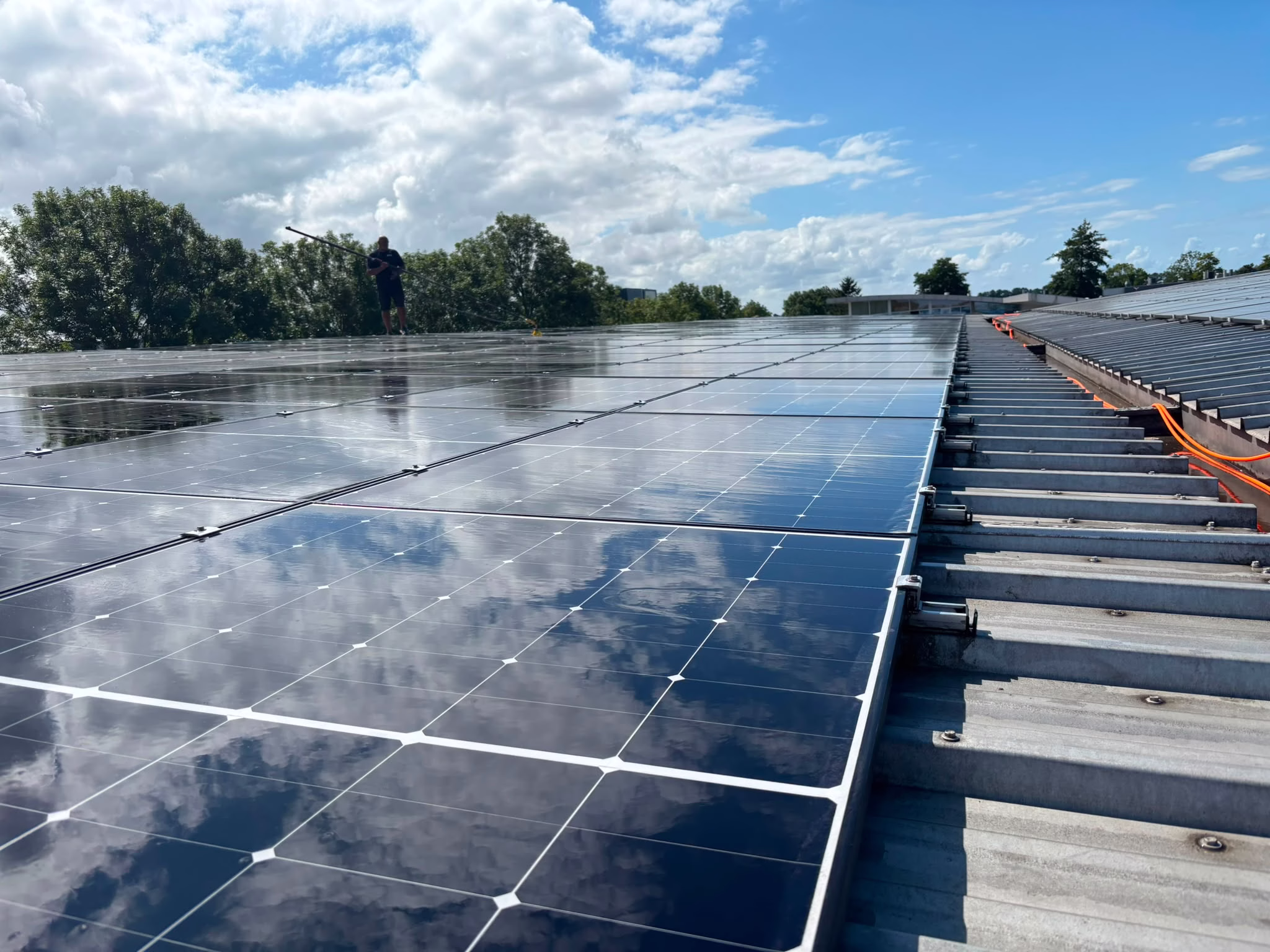 Zonnepanelen op dak, gereinigd