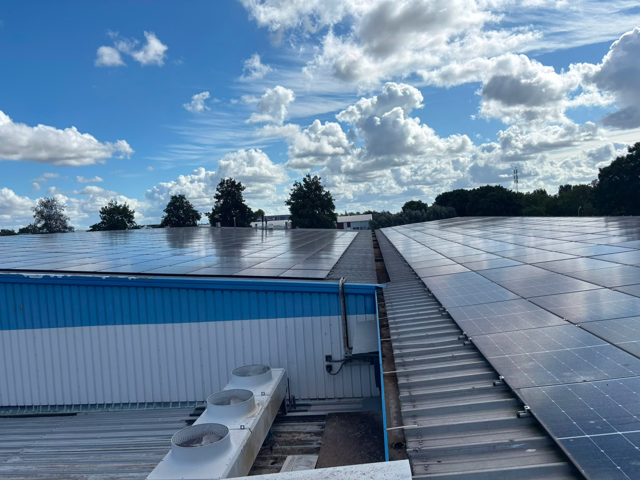Zonnepanelen op een dak en gereinigd